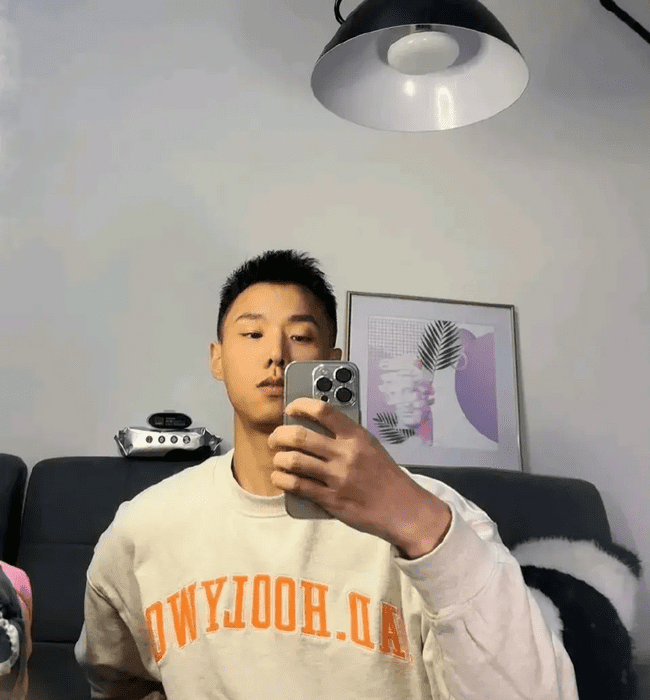 邻家哥哥在田野脱了露出又白又嫩的肌肉！！