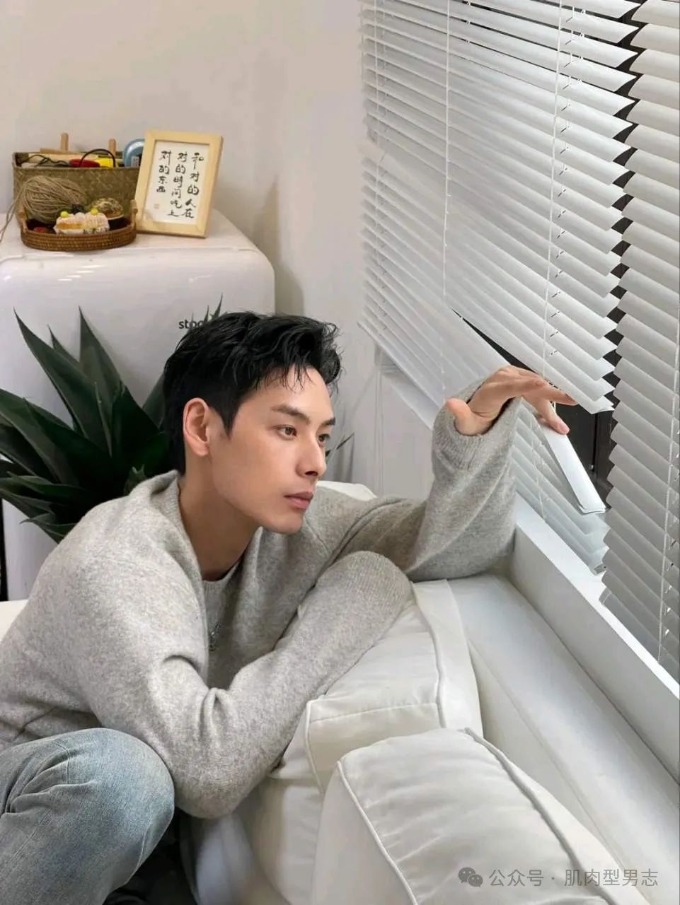 禁欲系？斯文败类？看看这个筋肉小哥吧