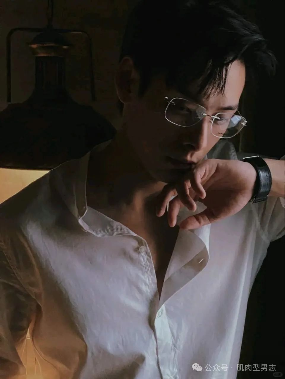 禁欲系？斯文败类？看看这个筋肉小哥吧