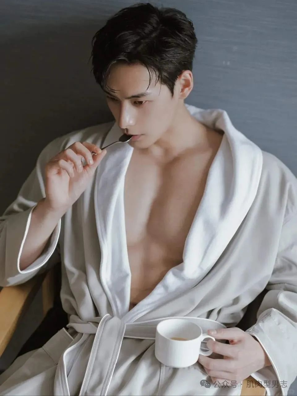 禁欲系？斯文败类？看看这个筋肉小哥吧
