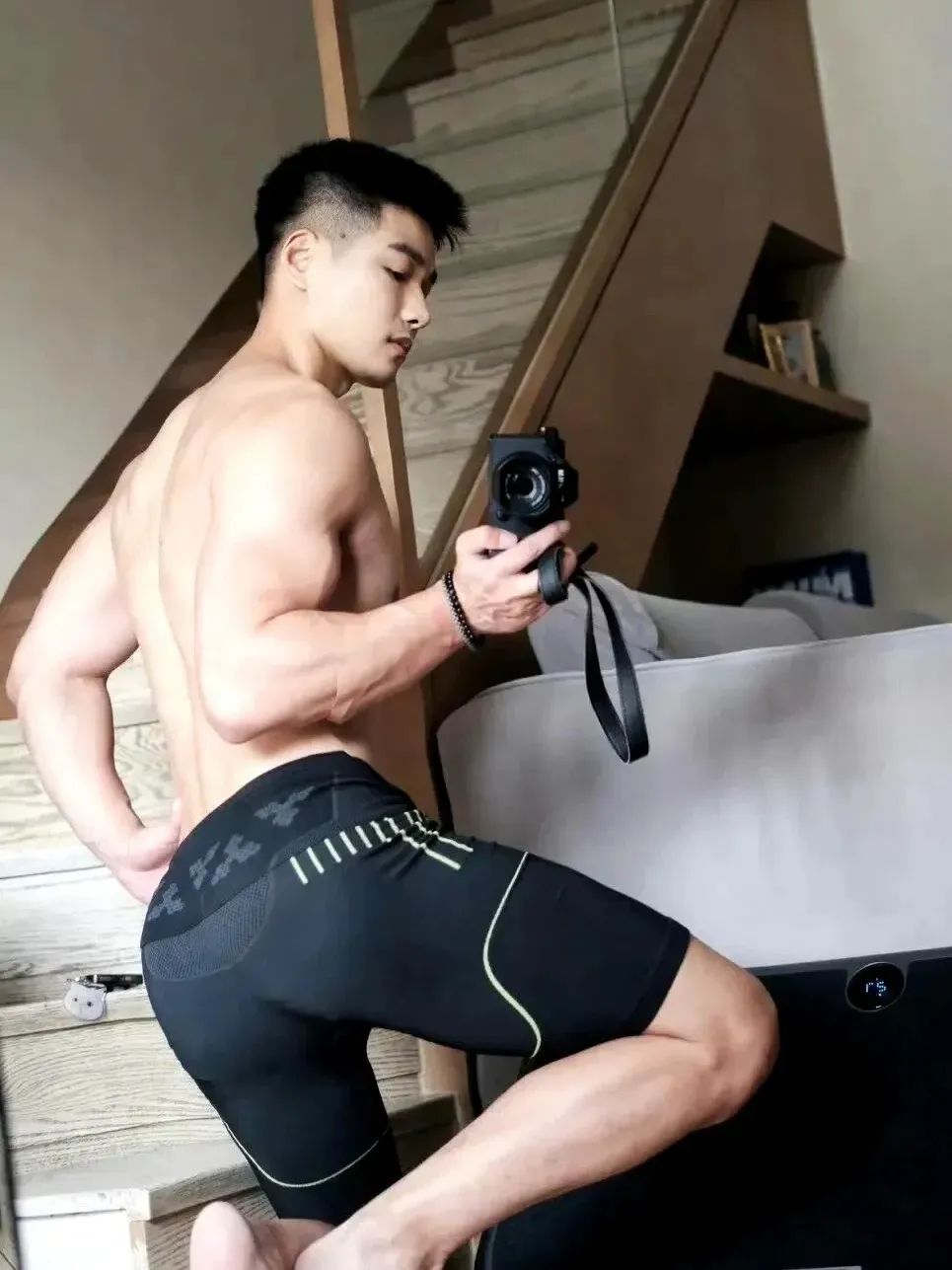 童颜巨肌蜜桃臀体育生，裤子都撑爆了！！