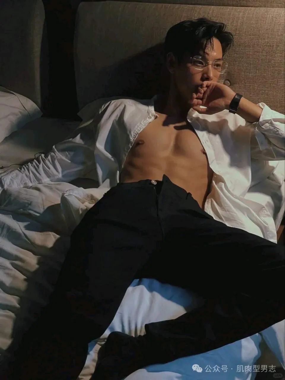 禁欲系？斯文败类？看看这个筋肉小哥吧