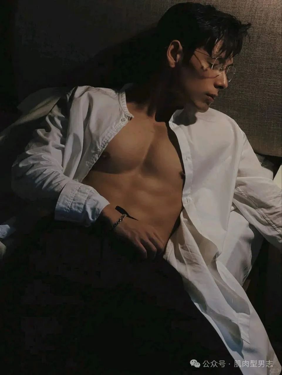 禁欲系？斯文败类？看看这个筋肉小哥吧