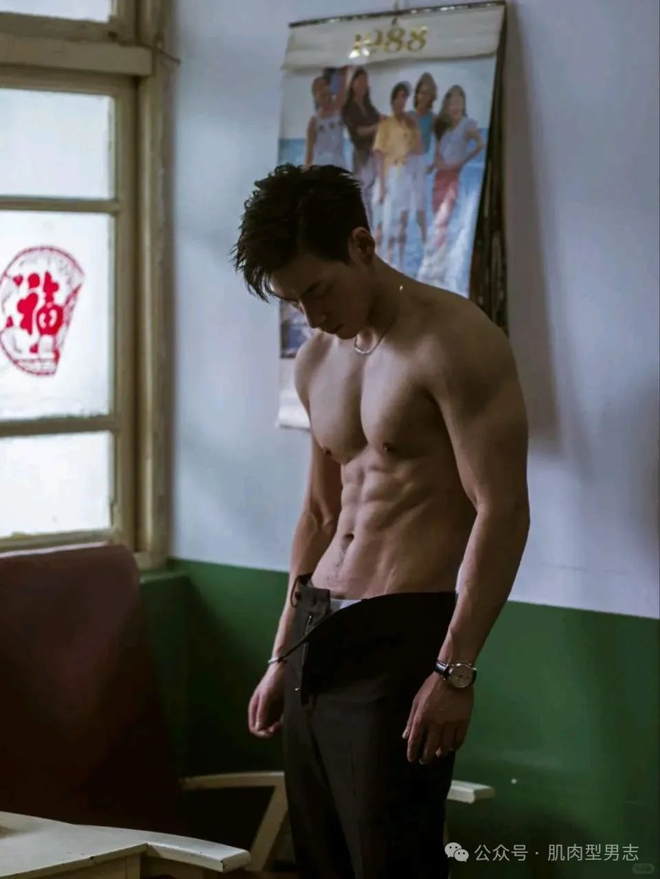 禁欲系？斯文败类？看看这个筋肉小哥吧
