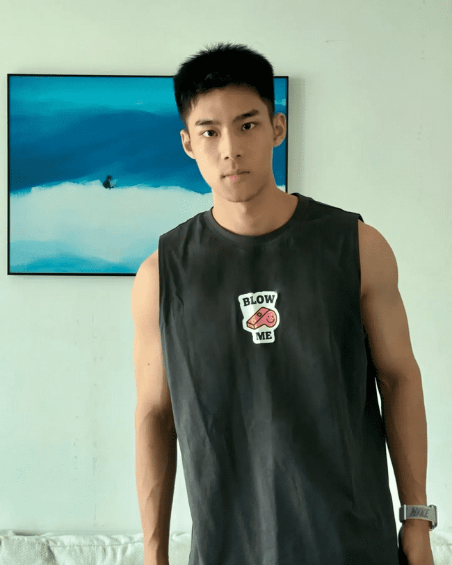178cm 丹凤眼俊俏腹肌男友，味道很好闻！