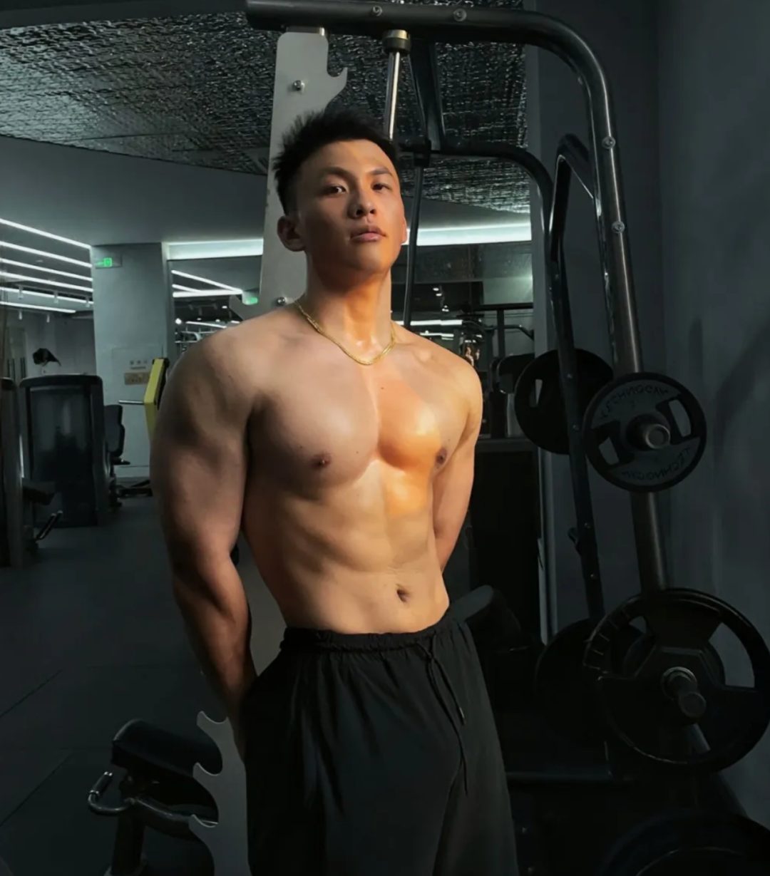 185CM 肌肉男直播，砸到重点部位！