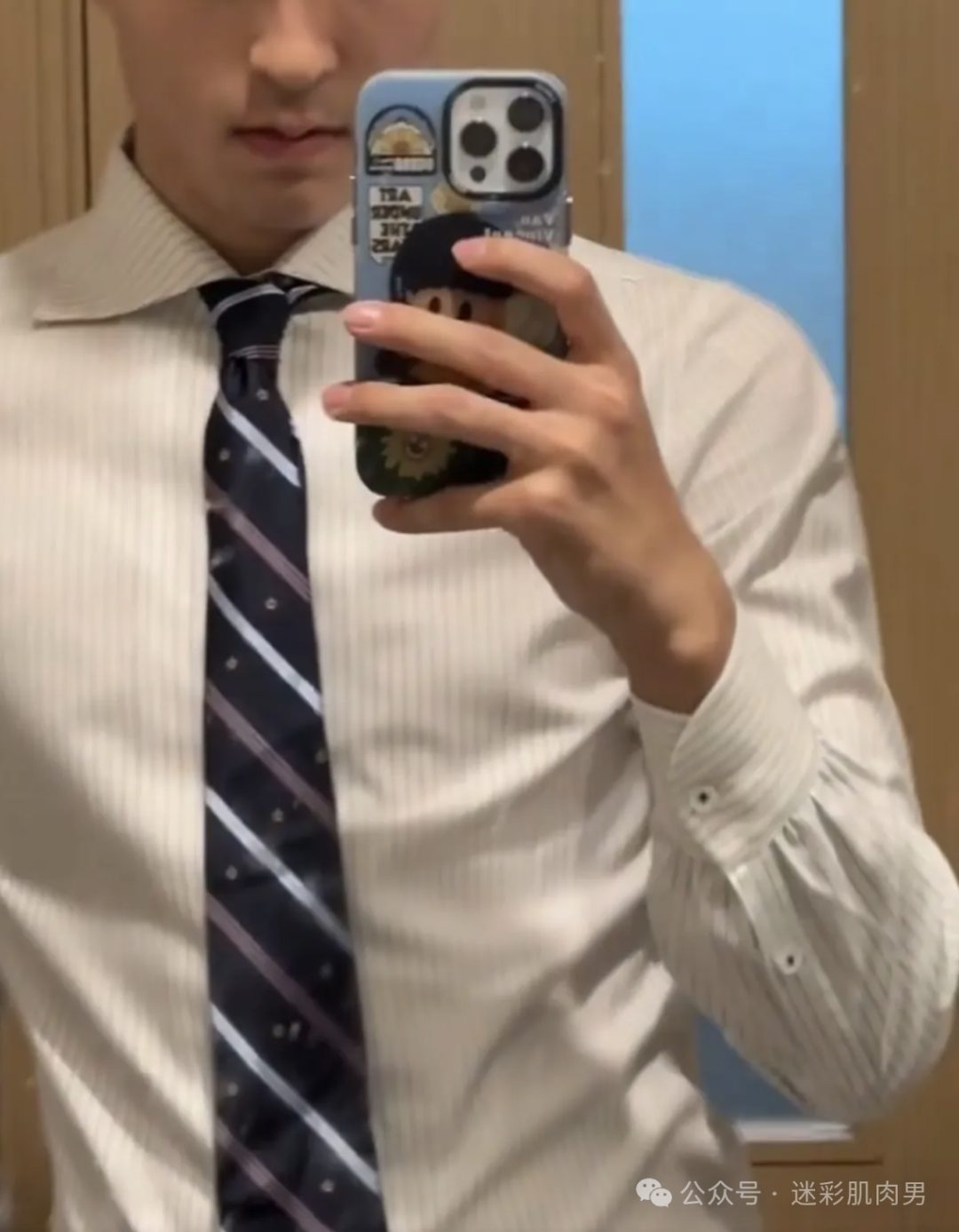  新疆运动男更衣室私密照流出，这大盘鸡真大呀~！