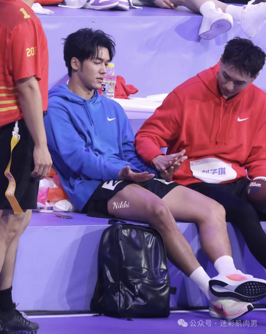  陈牧驰视频脱衣服鞋子送粉丝？紧身裤太凸长腿遮不住！
