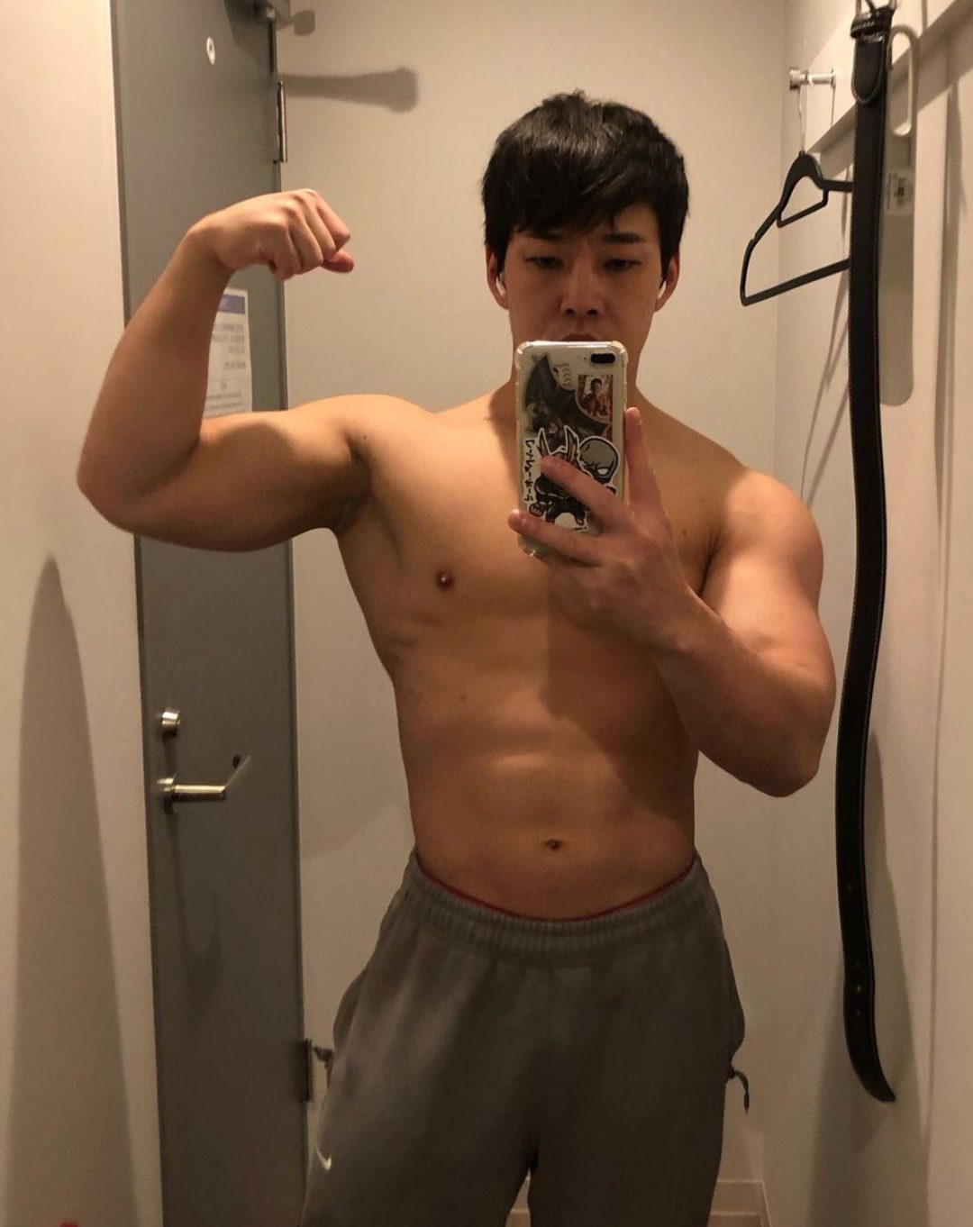 运动员穿这么少，一看就不是什么正经摔跤！