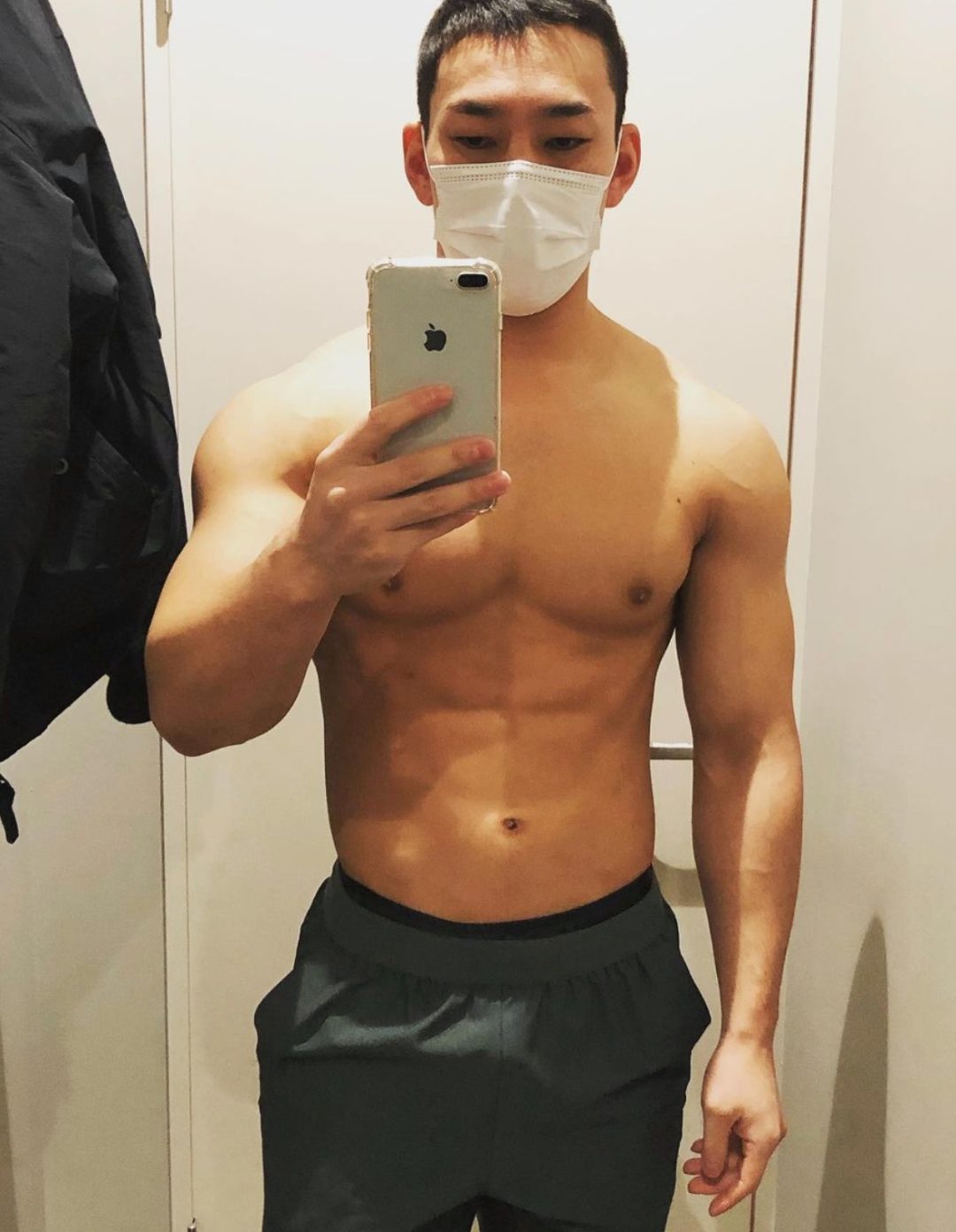运动员穿这么少，一看就不是什么正经摔跤！