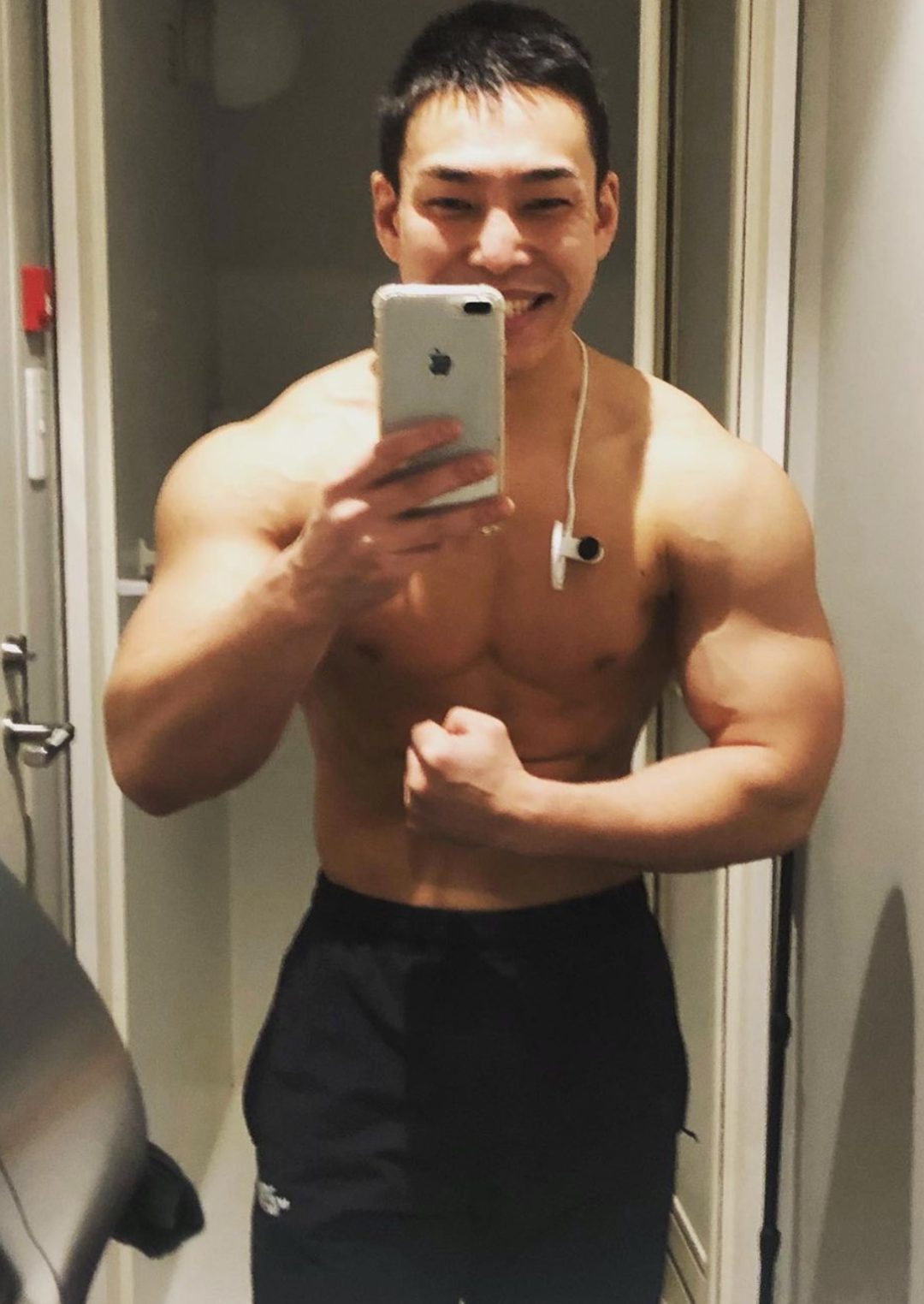运动员穿这么少，一看就不是什么正经摔跤！