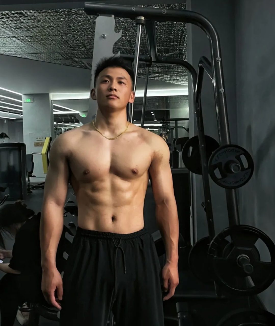 185CM 肌肉男直播，砸到重点部位！