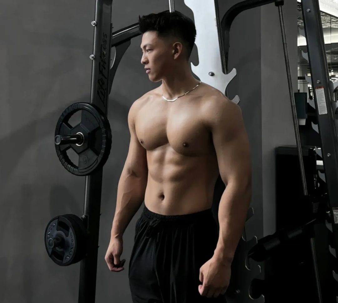 185CM 肌肉男直播，砸到重点部位！