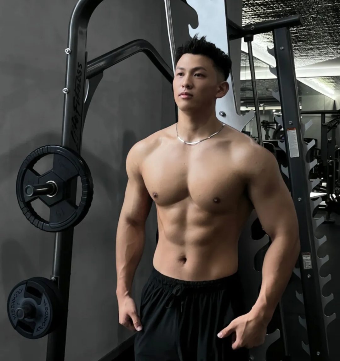 185CM 肌肉男直播，砸到重点部位！