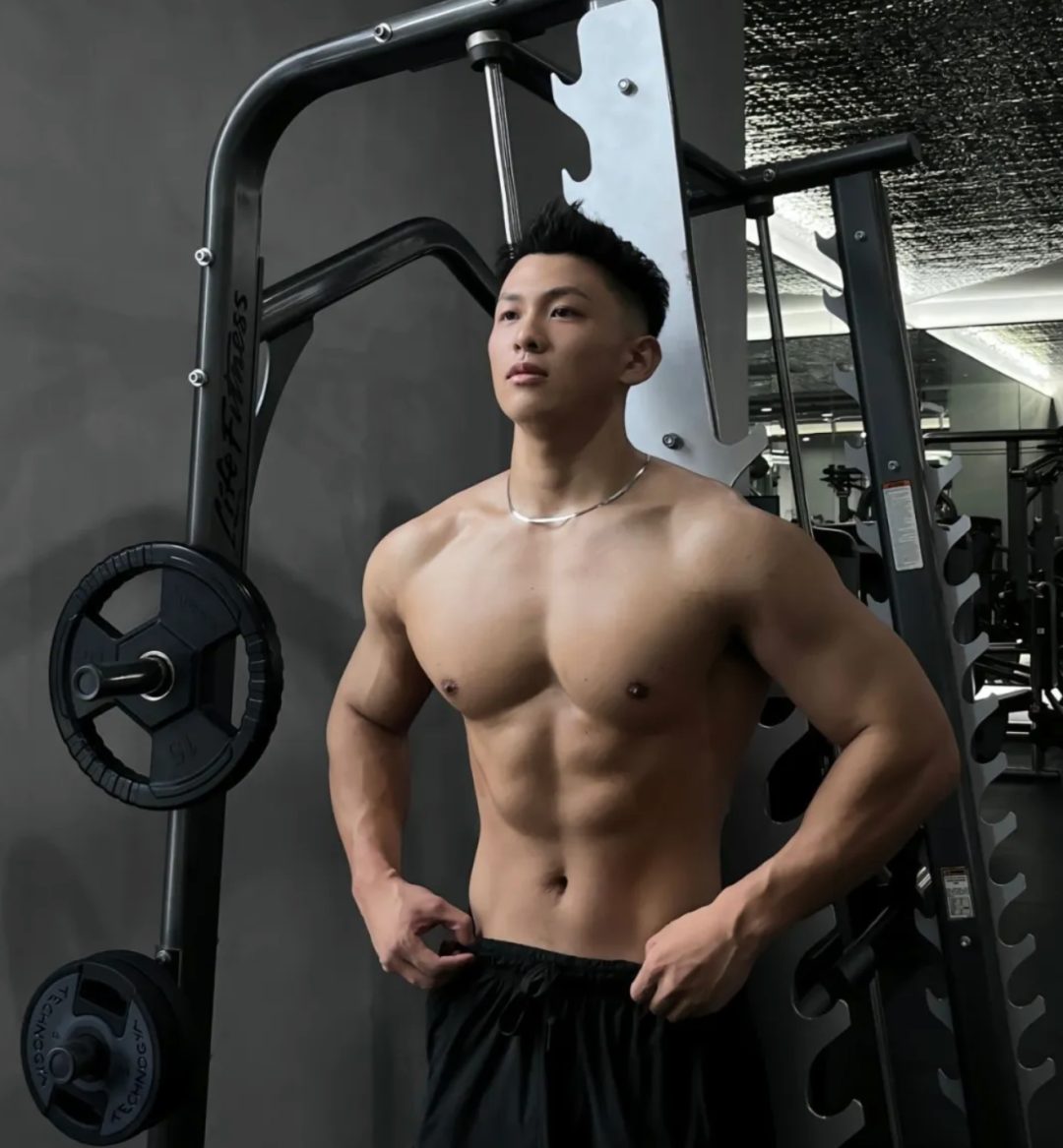 185CM 肌肉男直播，砸到重点部位！