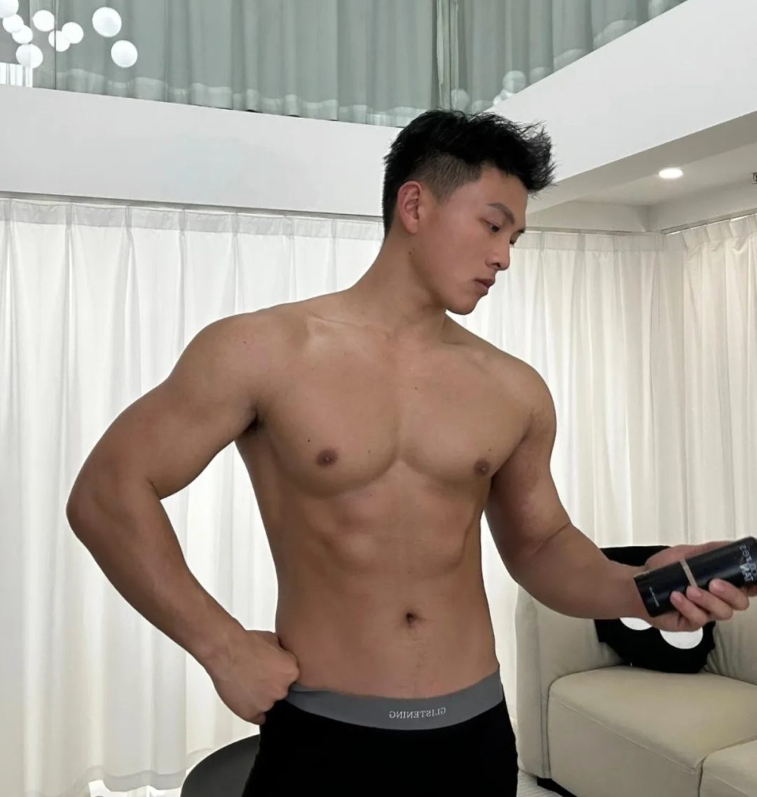 185CM 肌肉男直播，砸到重点部位！