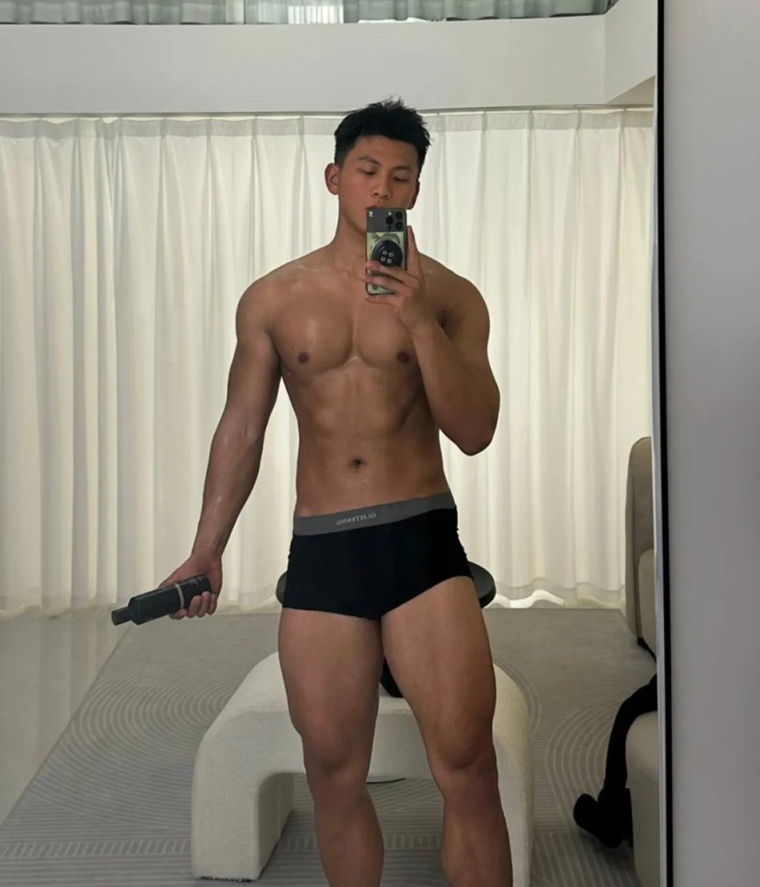 185CM 肌肉男直播，砸到重点部位！