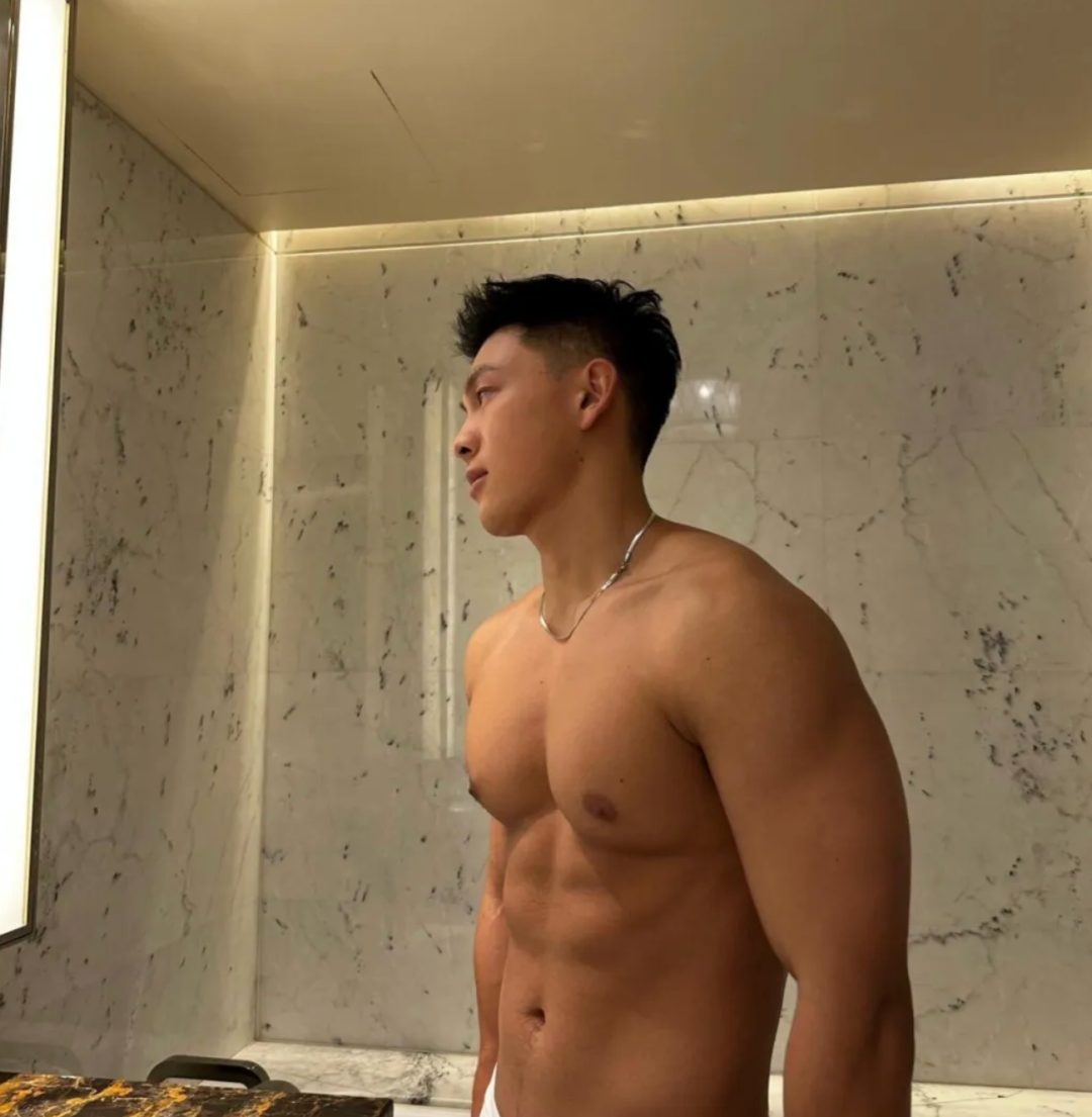 185CM 肌肉男直播，砸到重点部位！