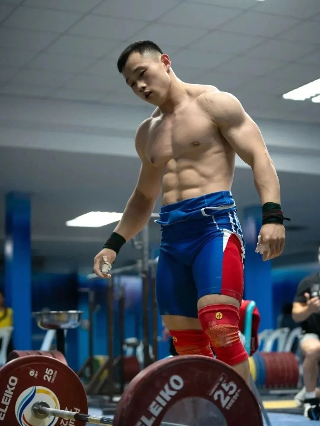 比安昌林还忠犬，97 年摔跤运动员也太可了！