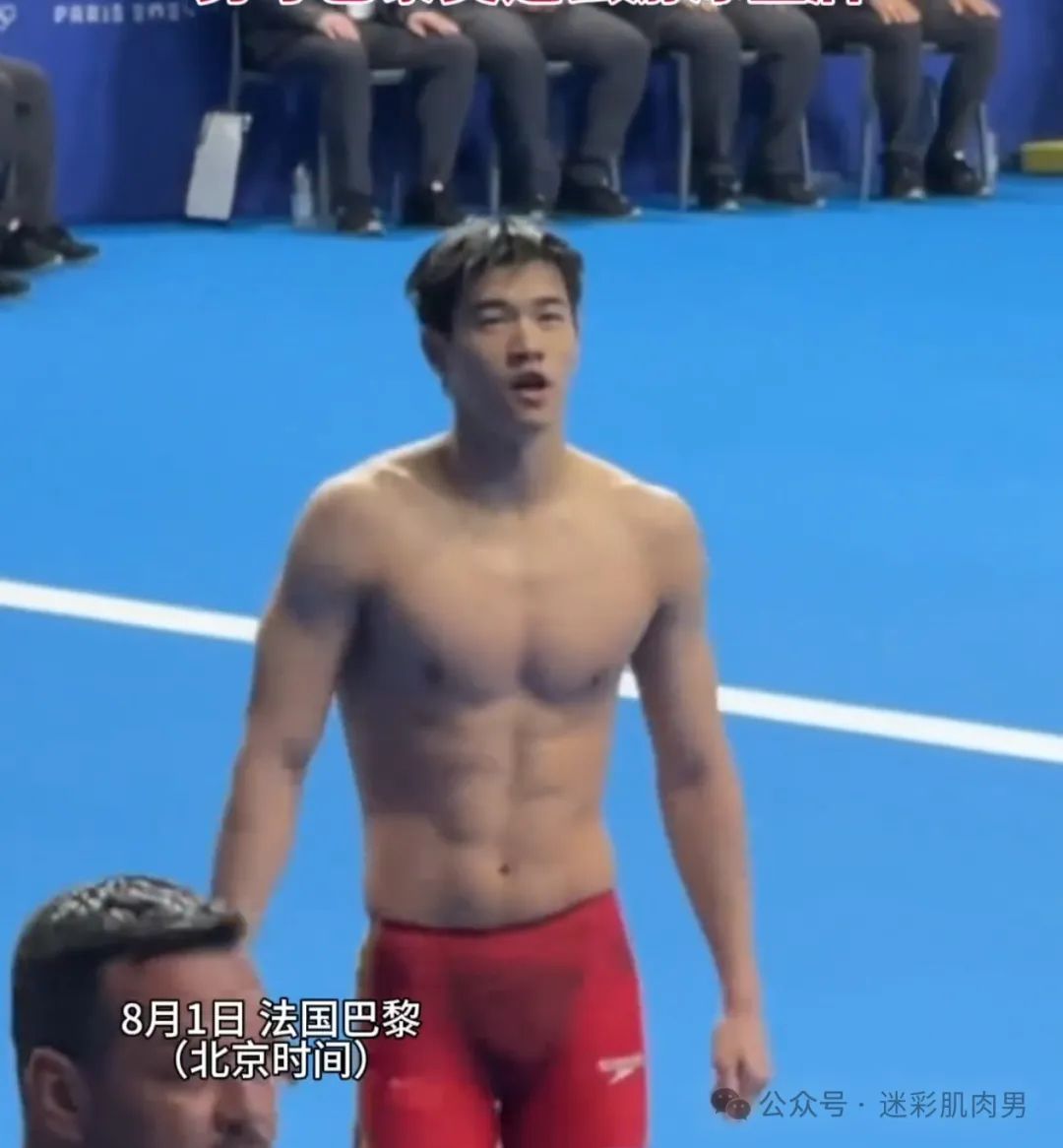  潘展乐比赛被队友背后抱着摸胸？这也太幸福了吧！