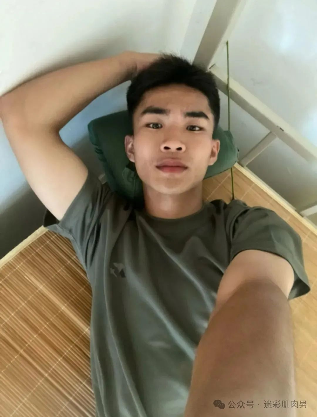  退役肌肉小哥！浓烈的男人味太棒啦！