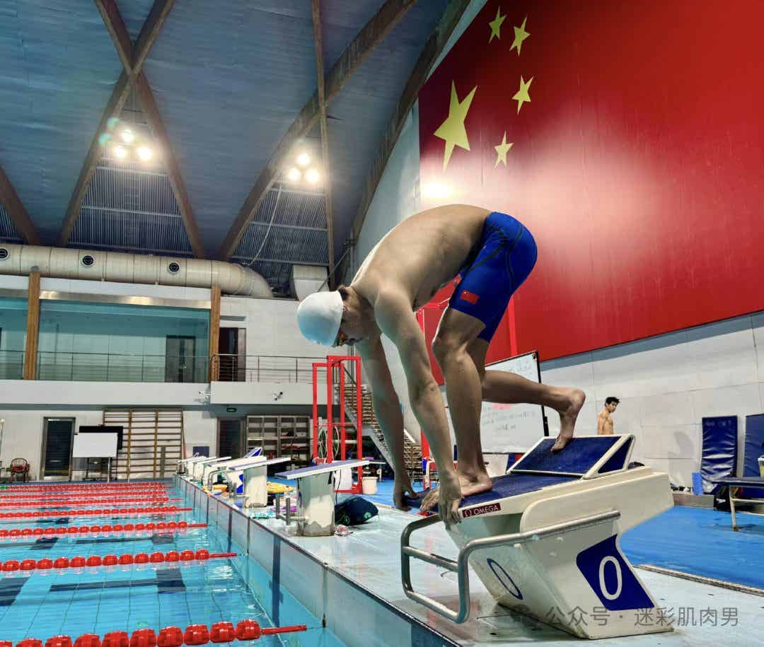 潘展乐直接把运动裤脱了送粉丝！长腿大凸！