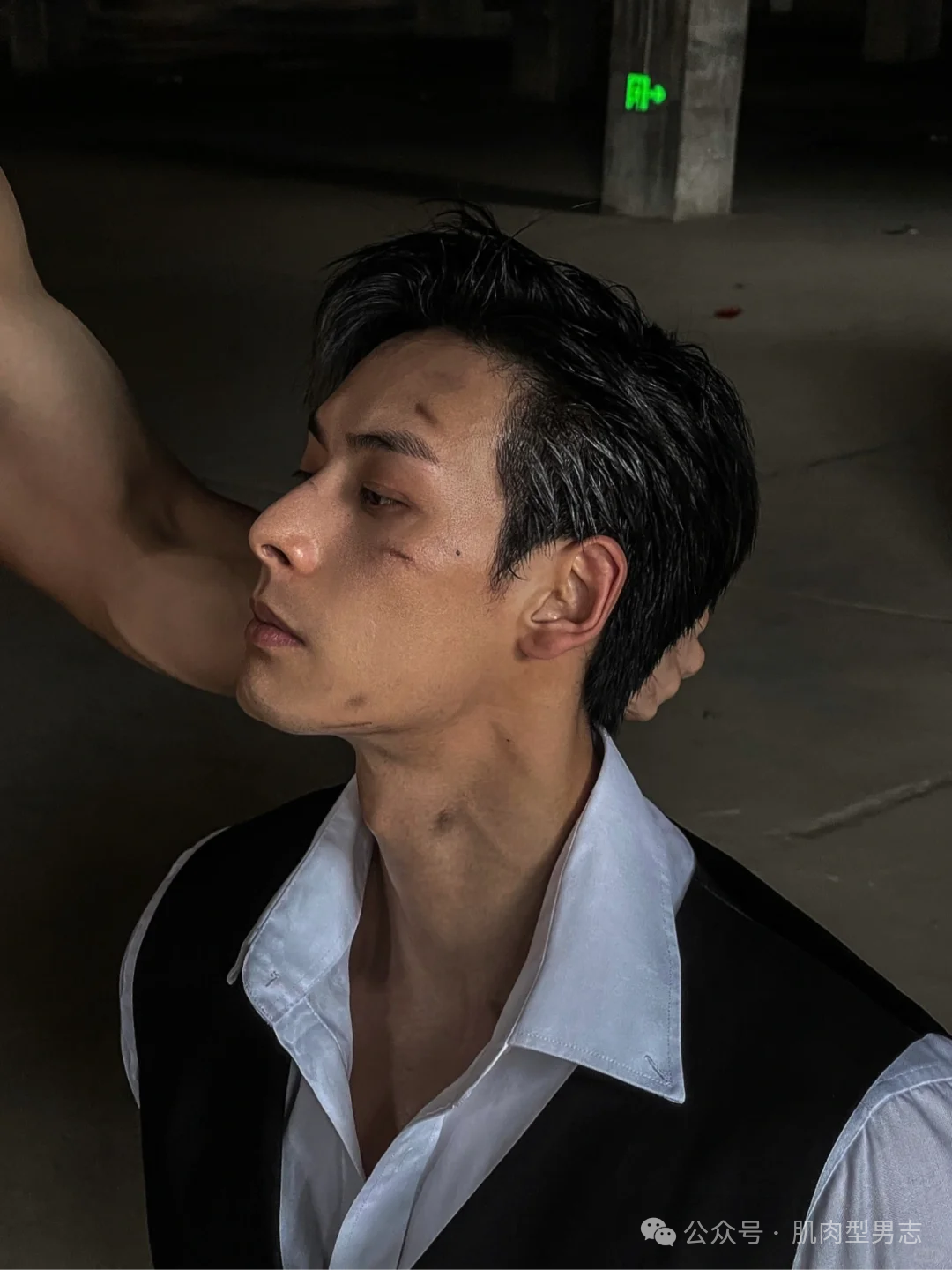 禁欲系？斯文败类？看看这个筋肉小哥吧