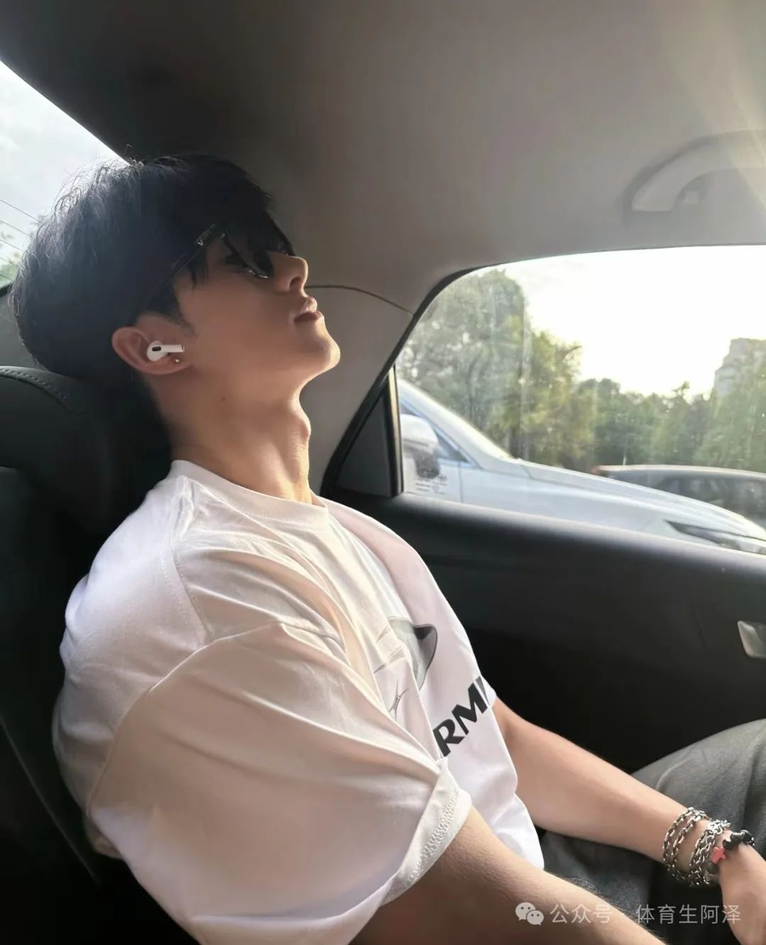 185 体育生酒吧驻场男模，男仆装扮大开眼界，超会玩.....