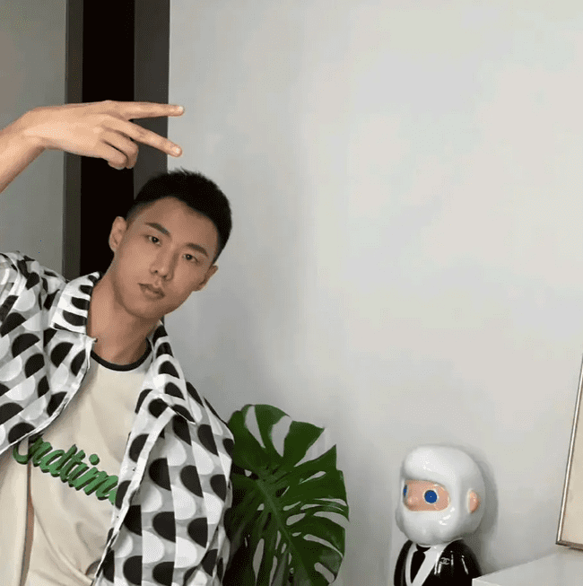邻家哥哥在田野脱了露出又白又嫩的肌肉！！
