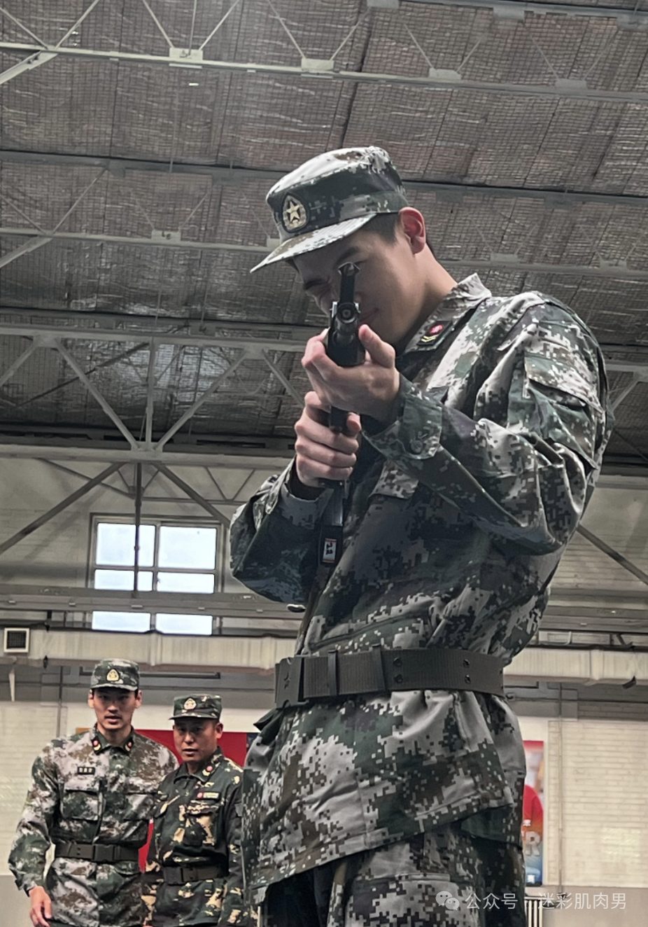  潘展乐比赛被队友背后抱着摸胸？这也太幸福了吧！
