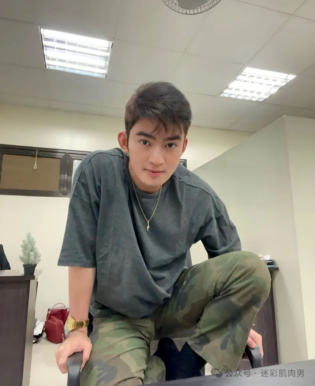  露内裤边的胸毛男脱了大实力藏不住！荷尔蒙爆啦！