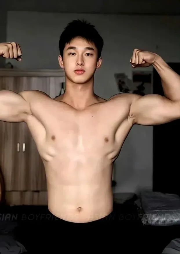 童颜巨肌蜜桃臀体育生，裤子都撑爆了！！