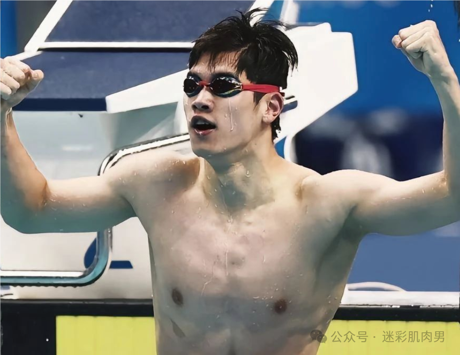  潘展乐比赛被队友背后抱着摸胸？这也太幸福了吧！