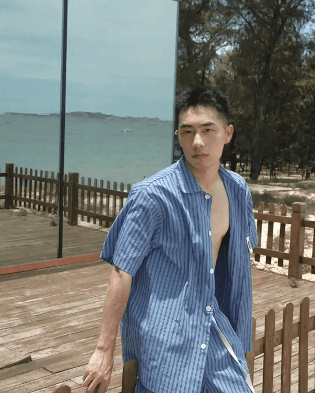  腹肌薄肌纯欲 BOY 阳光大男孩！