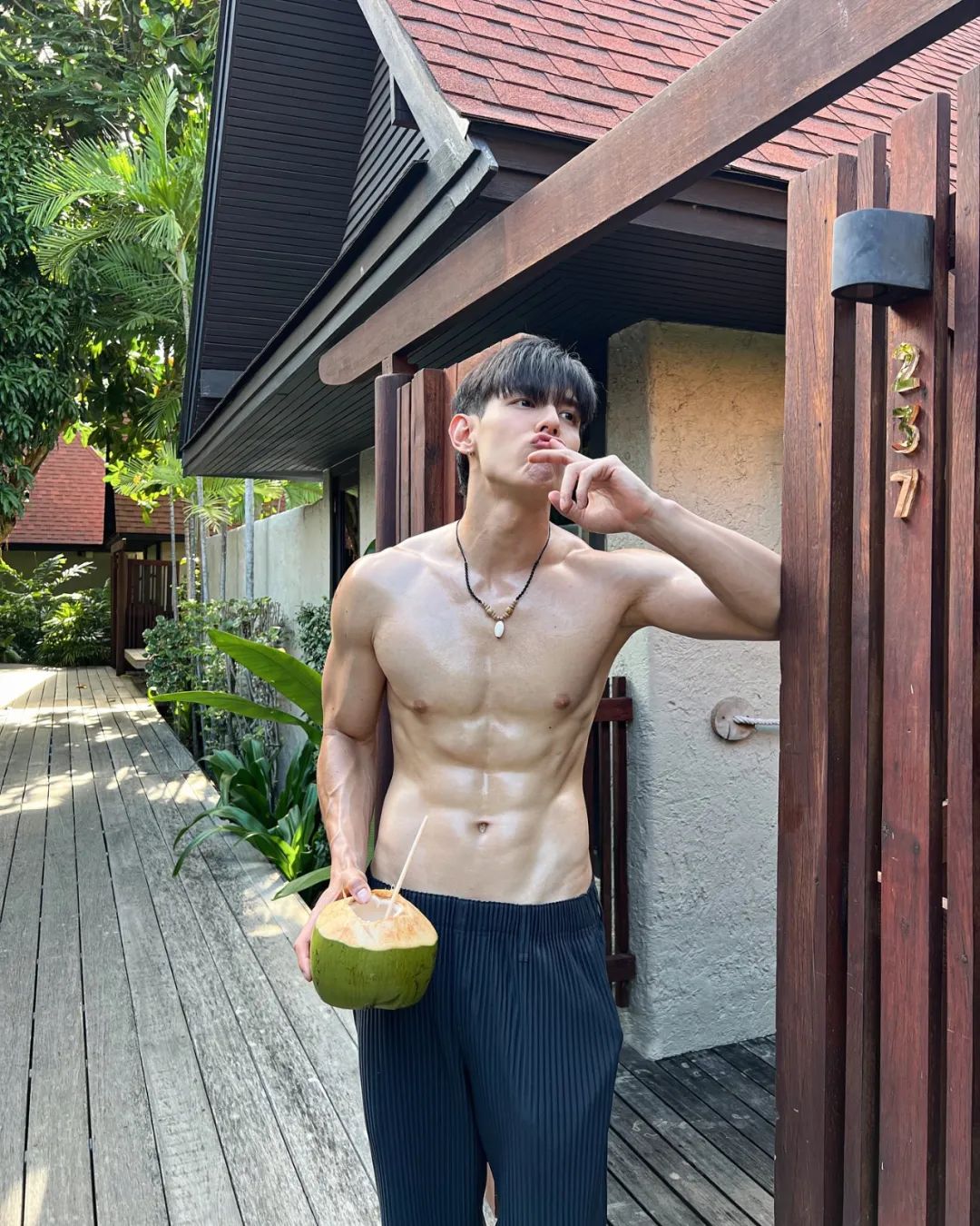 喝个椰子水都这么可爱，泰星 Gap 也太反差萌了吧~