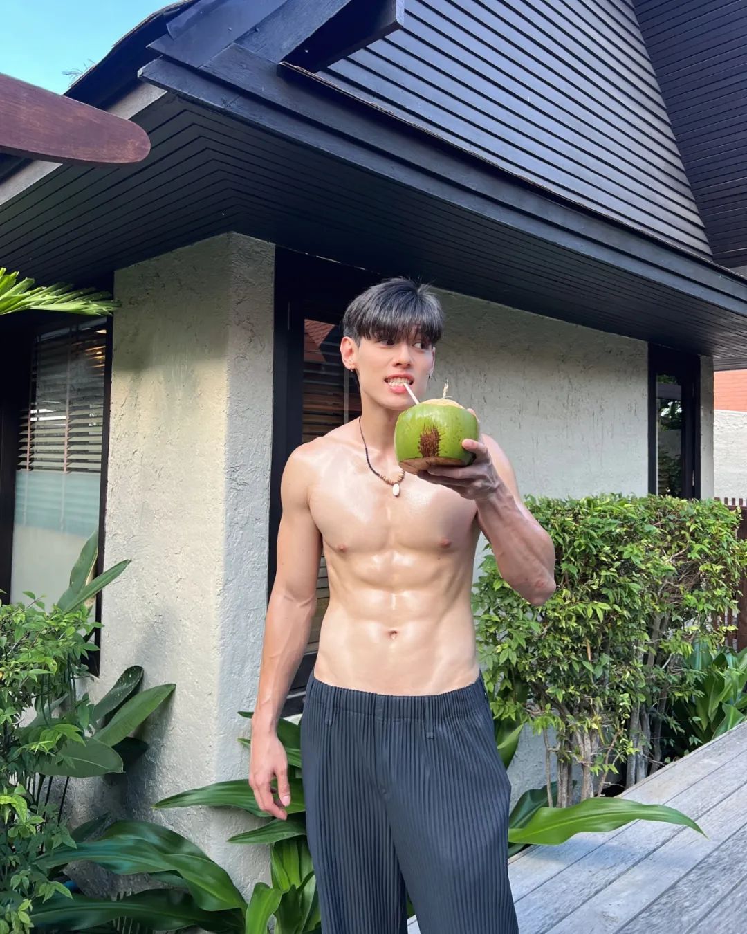 喝个椰子水都这么可爱，泰星 Gap 也太反差萌了吧~