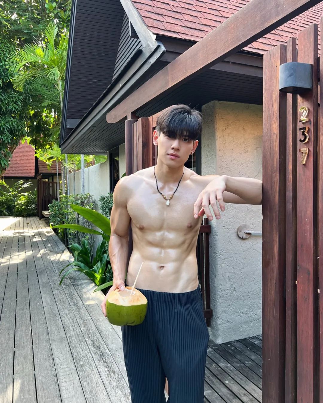 喝个椰子水都这么可爱，泰星 Gap 也太反差萌了吧~