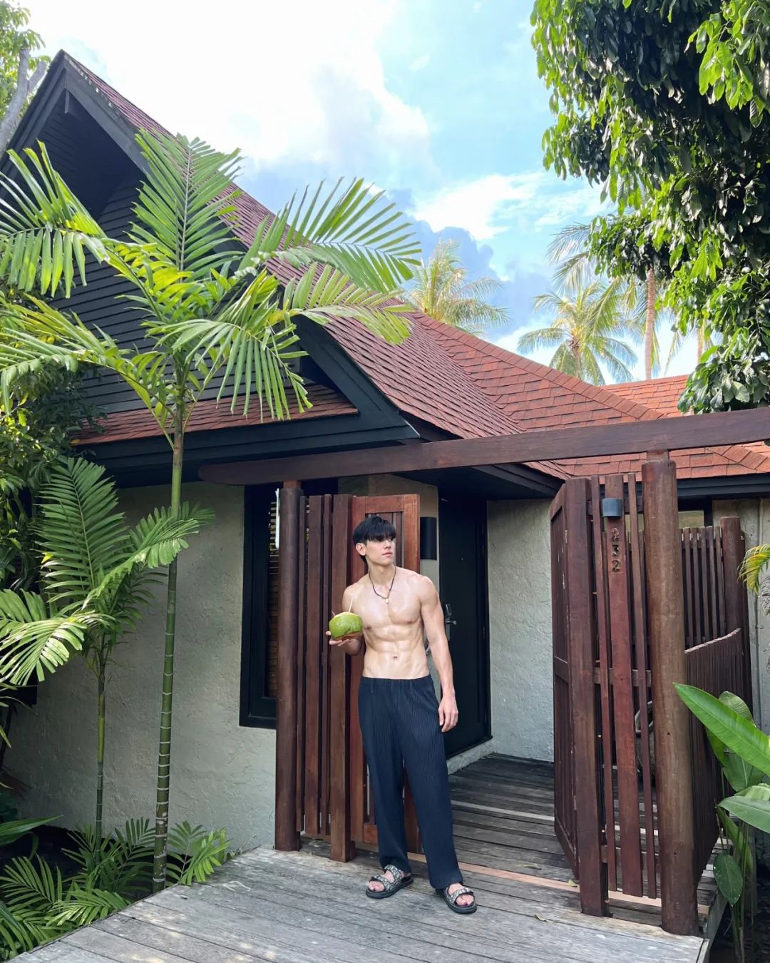 喝个椰子水都这么可爱，泰星 Gap 也太反差萌了吧~