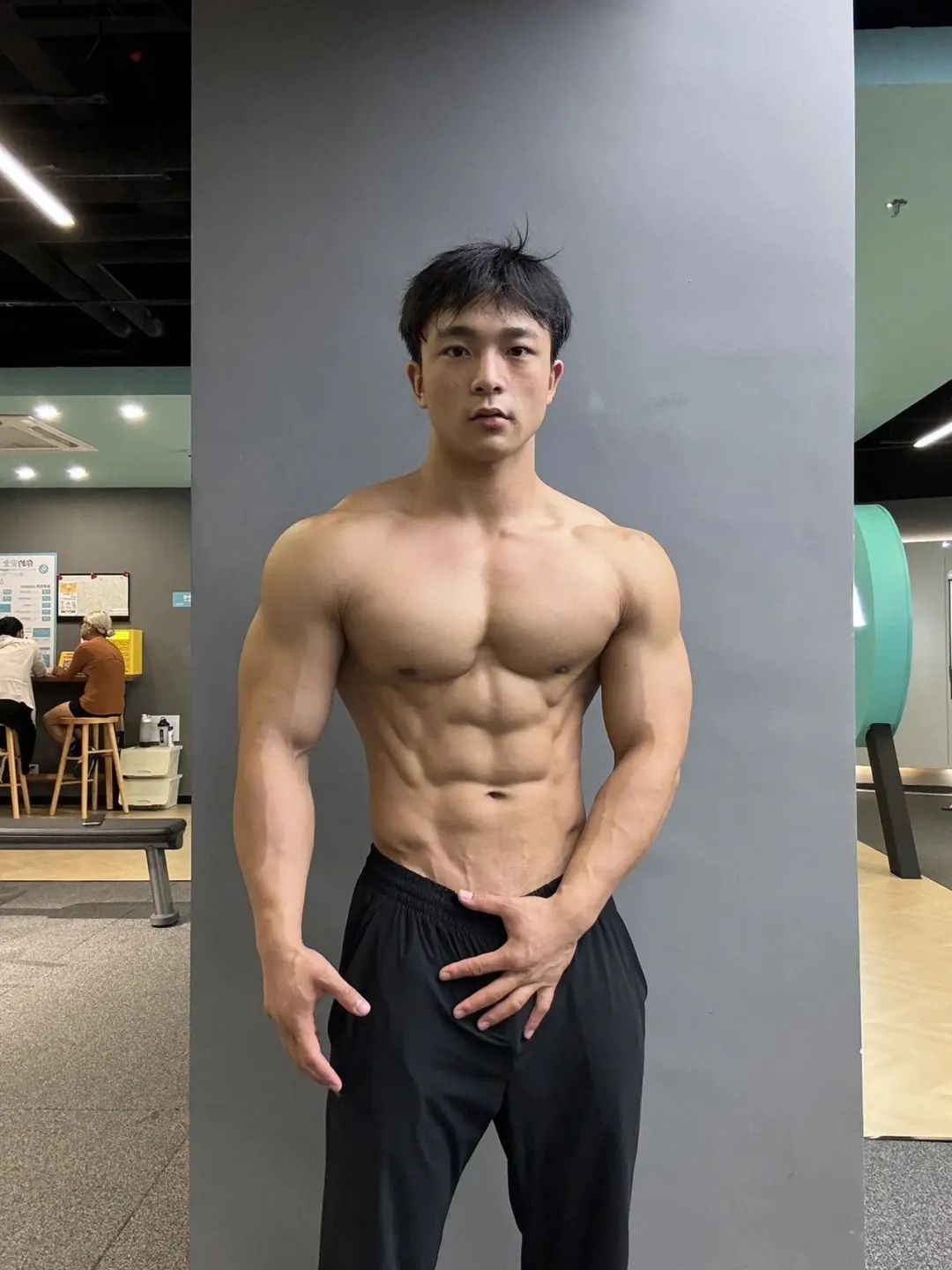 这个抖音 2W 粉的肌肉男，疑似又被榜一大哥采访了…