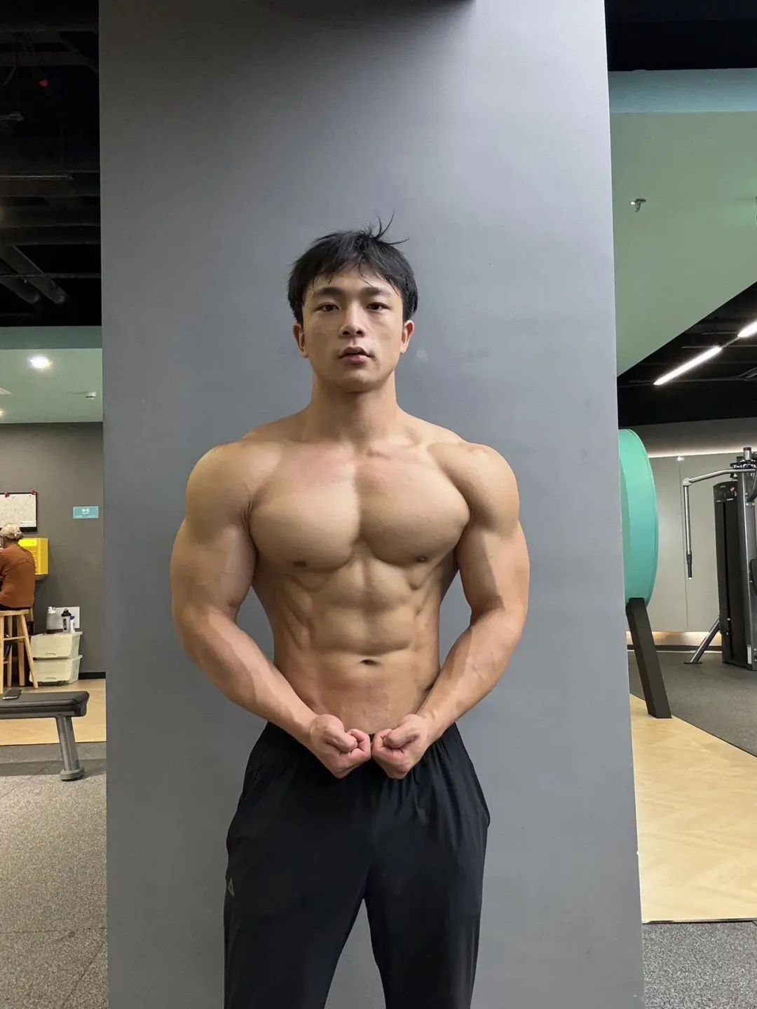 这个抖音 2W 粉的肌肉男，疑似又被榜一大哥采访了…