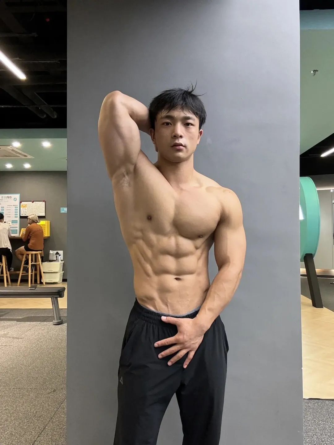 这个抖音 2W 粉的肌肉男，疑似又被榜一大哥采访了…