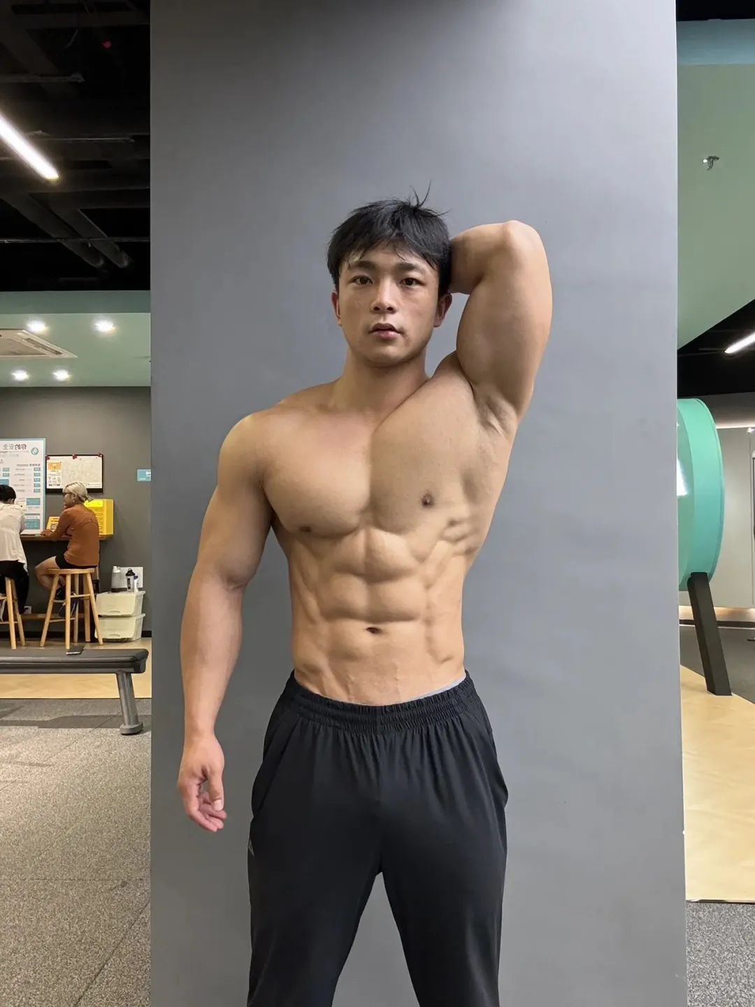 这个抖音 2W 粉的肌肉男，疑似又被榜一大哥采访了…