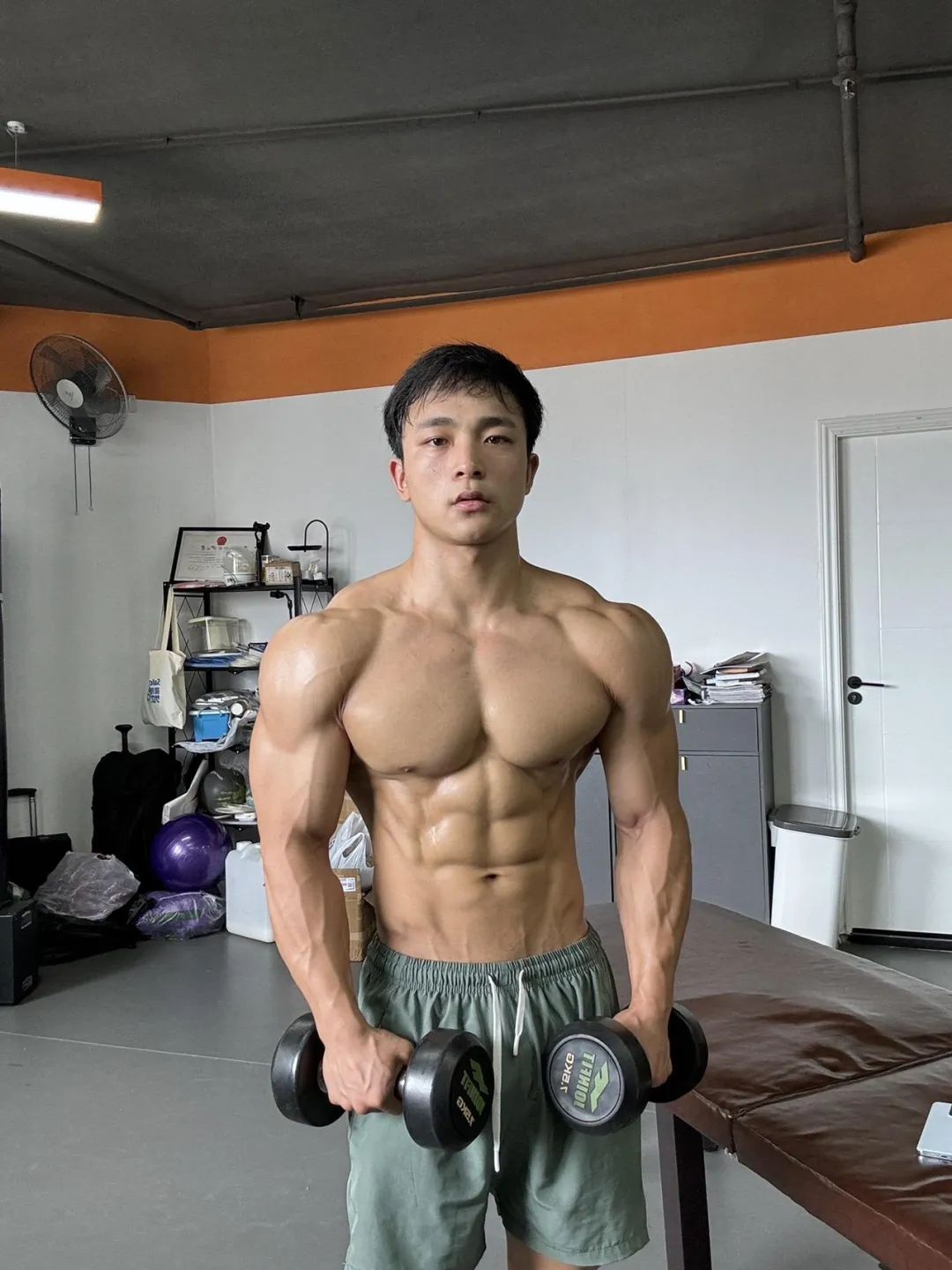 这个抖音 2W 粉的肌肉男，疑似又被榜一大哥采访了…