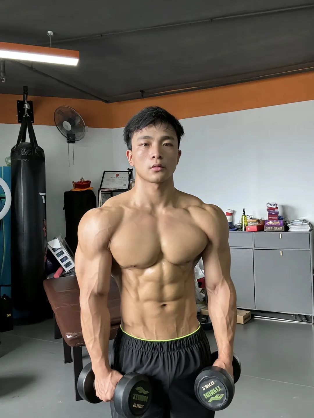 这个抖音 2W 粉的肌肉男，疑似又被榜一大哥采访了…