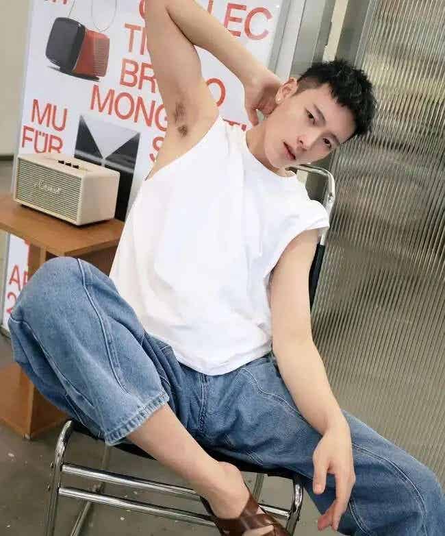 S 零玩弄他的西装硬控能挺住几秒? S 零玩弄他的西装硬控能挺住几秒?