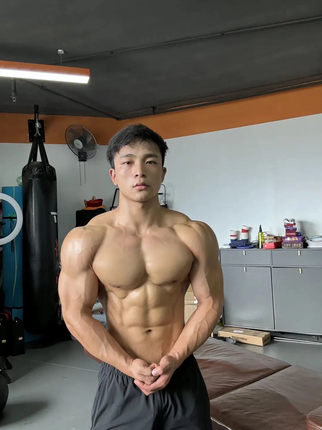 这个抖音 2W 粉的肌肉男，疑似又被榜一大哥采访了…
