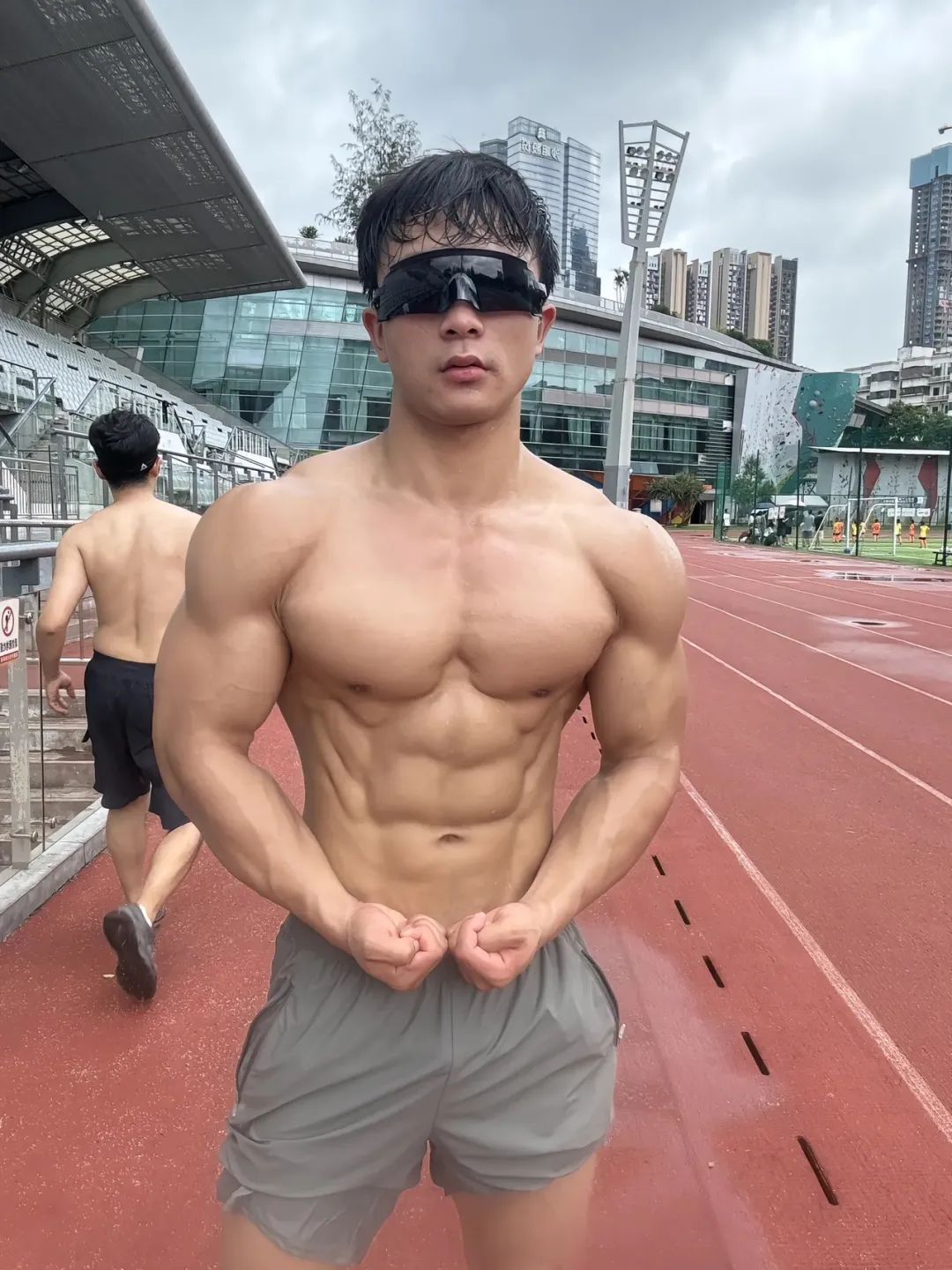 这个抖音 2W 粉的肌肉男，疑似又被榜一大哥采访了…