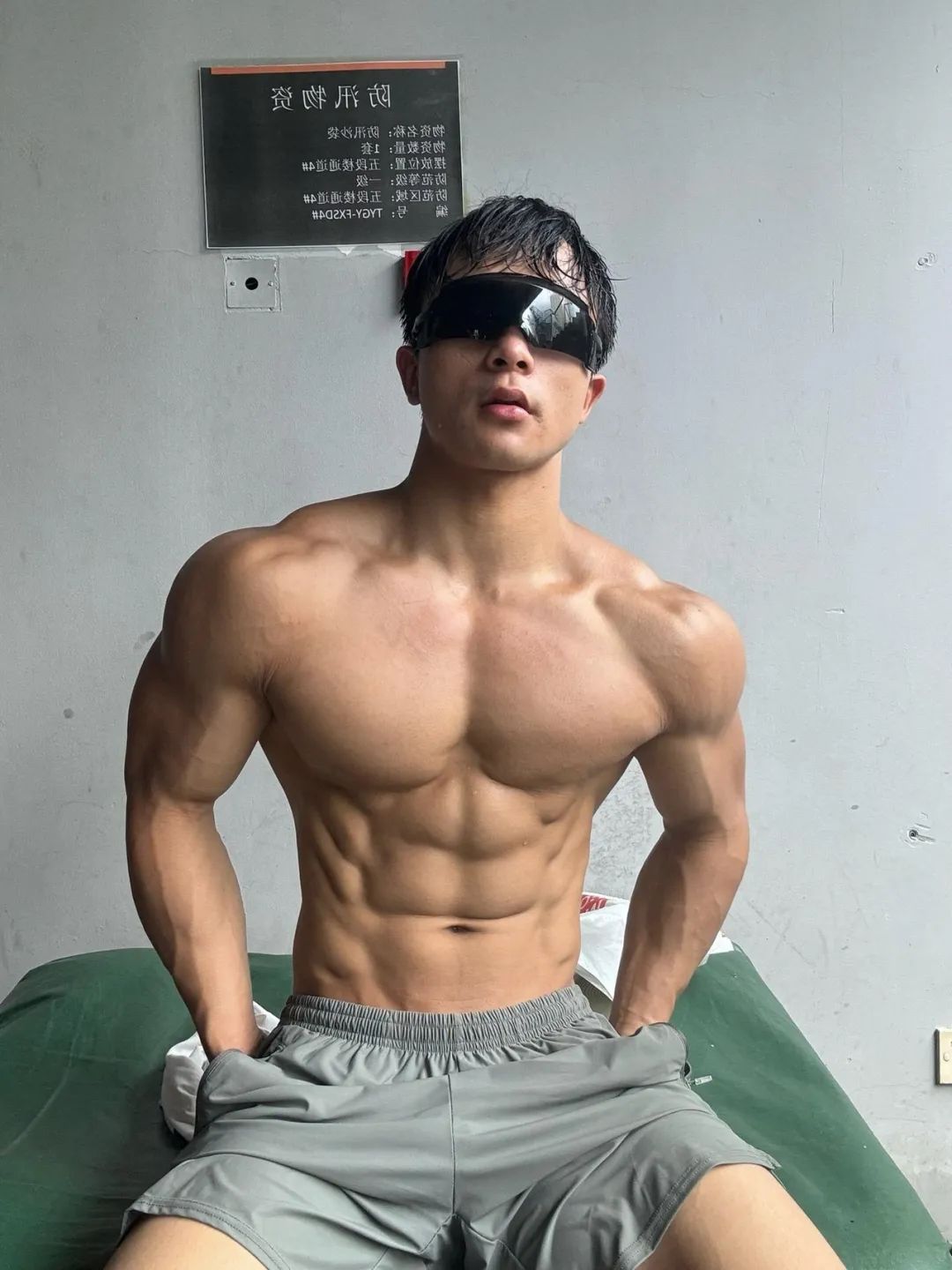 这个抖音 2W 粉的肌肉男，疑似又被榜一大哥采访了…