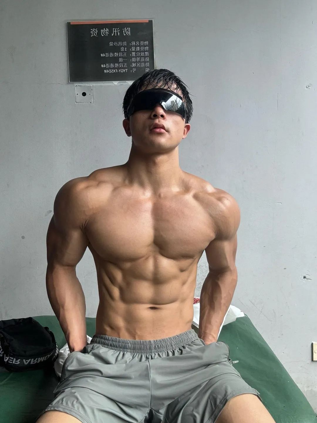 这个抖音 2W 粉的肌肉男，疑似又被榜一大哥采访了…