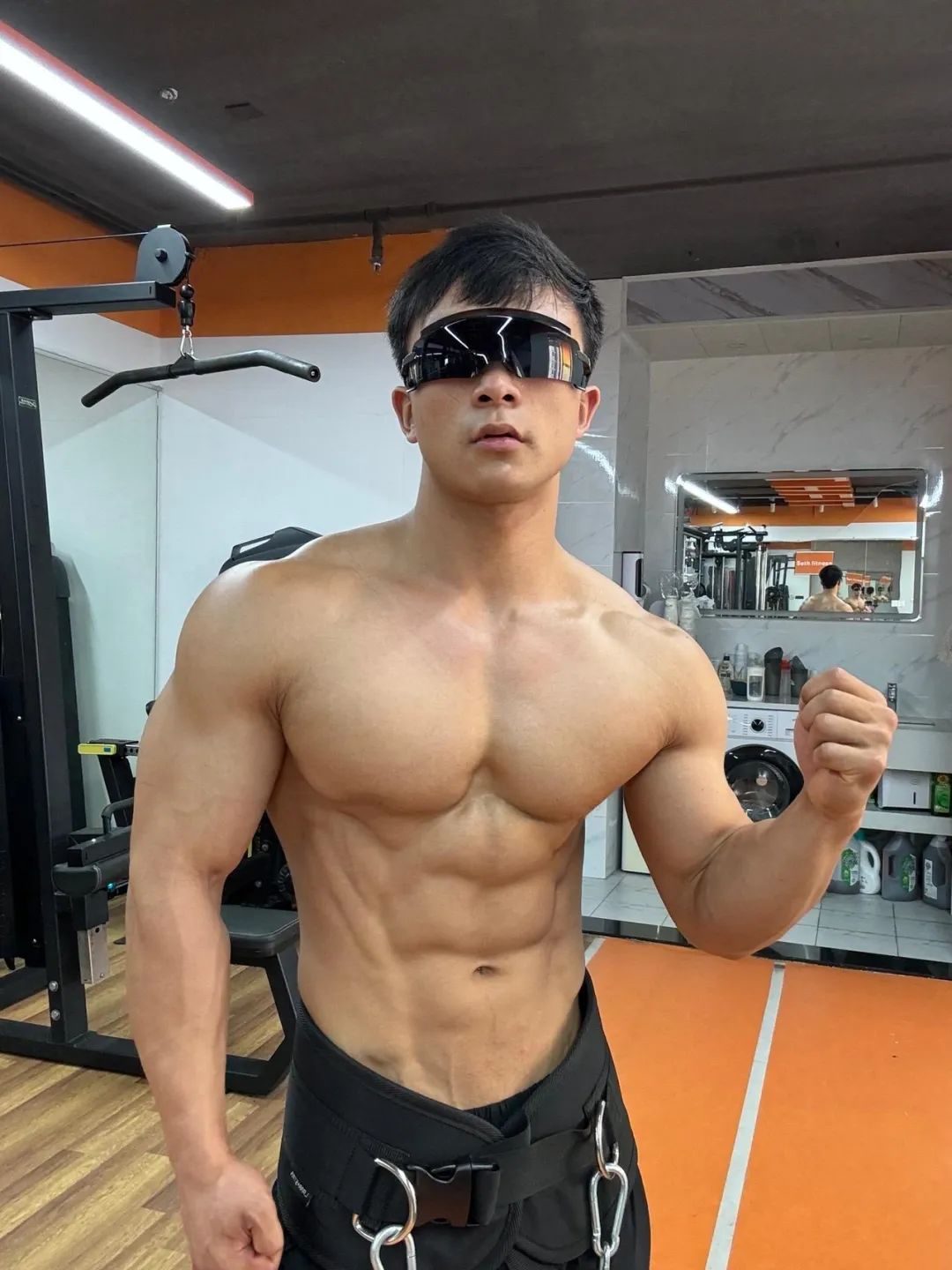 这个抖音 2W 粉的肌肉男，疑似又被榜一大哥采访了…